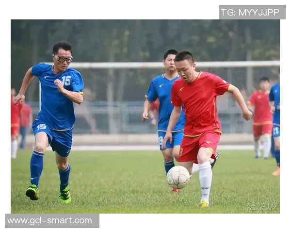 足球明星精神小伙高清图片展现青春活力与运动魅力